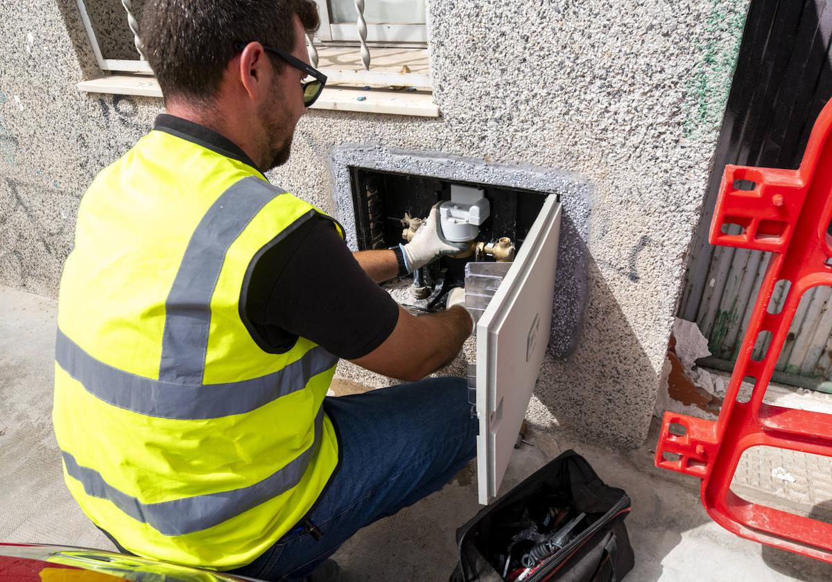 Un trabajador de Emuasa inspecciona un contador para comprobar si ha sido manipulado.