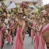 Integrantes de una de las comparsas que participaron en el desfile de clausura del Carnaval de Cabezo de Torres de 2023.