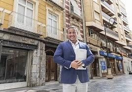 Antonio Casado Mena frente al edificio de la antigua sede de COEC, en la calle Jabonerías.