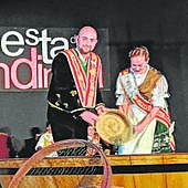 Los vendimiadores mayores depositan uva en el lagar.