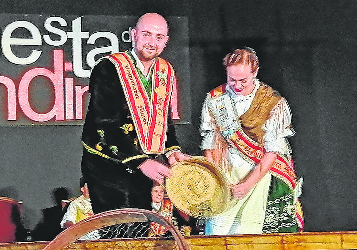 Los vendimiadores mayores depositan uva en el lagar.