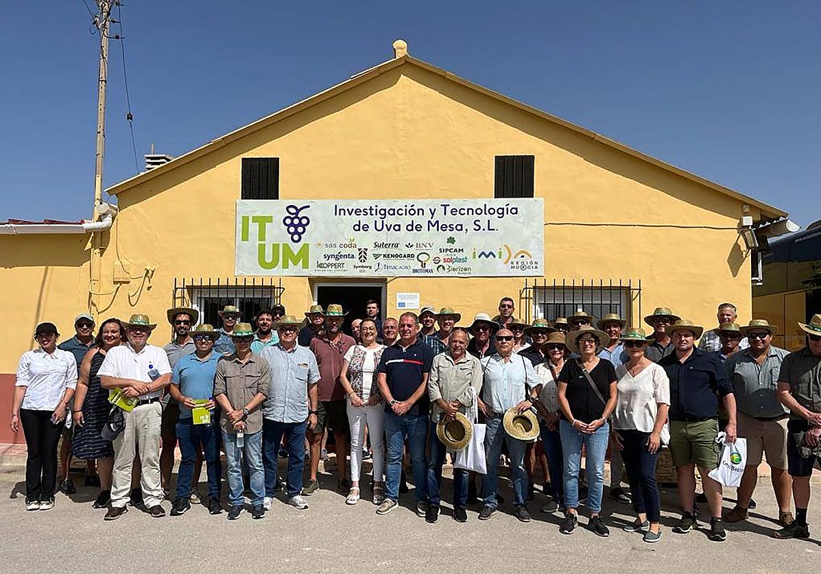 El secretario general de Agricultura, con los asistentes a la jornada de Itum.