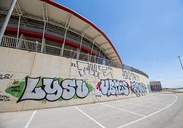 Parte del muro del fondo sur del Enrique Roca que alojará un mural en homenaje al Real Murcia.