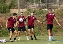 Farru, Isak Jansson, Ferreiro y Ortuño, antes de viajar a Andorra, en el entrenamiento del miércoles en La Manga Club.