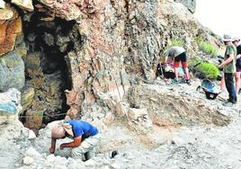 Voluntarios y estudiantes, ayer, trabajando en la cueva del yacimiento íbero del Balumba.