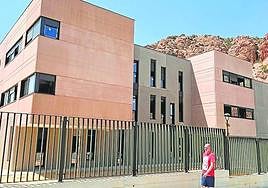 Roberto García, delante del nuevo centro educativo, este jueves.