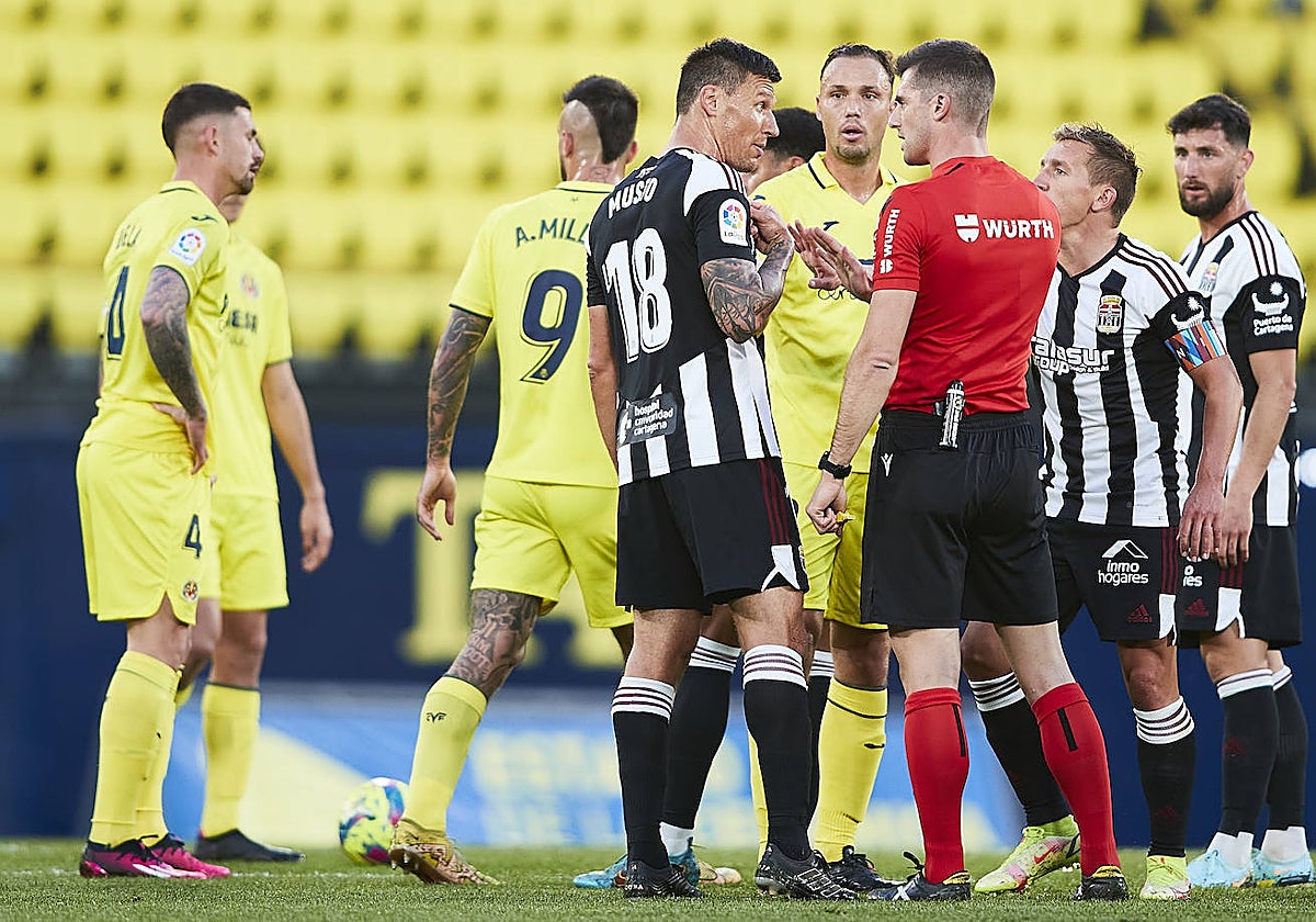 Moreno Aragón llama la atención a Damián Musto en La Cerámica, la temporada pasada, antes de expulsarlo.
