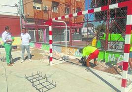 El edil Fernández, durante su visita al centro escolar.