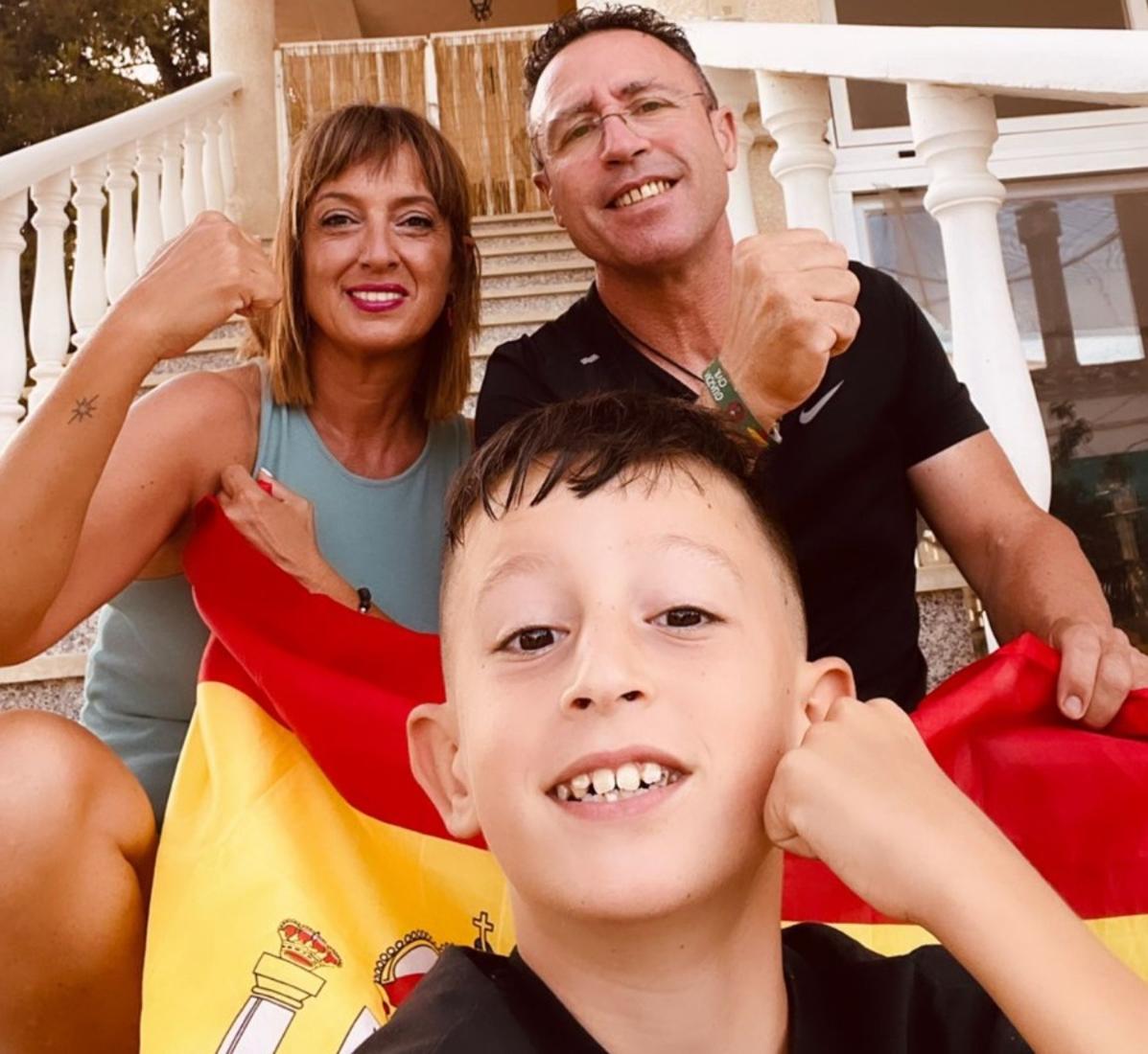 Los padres y el hermano de Eva Navaro, este viernes.