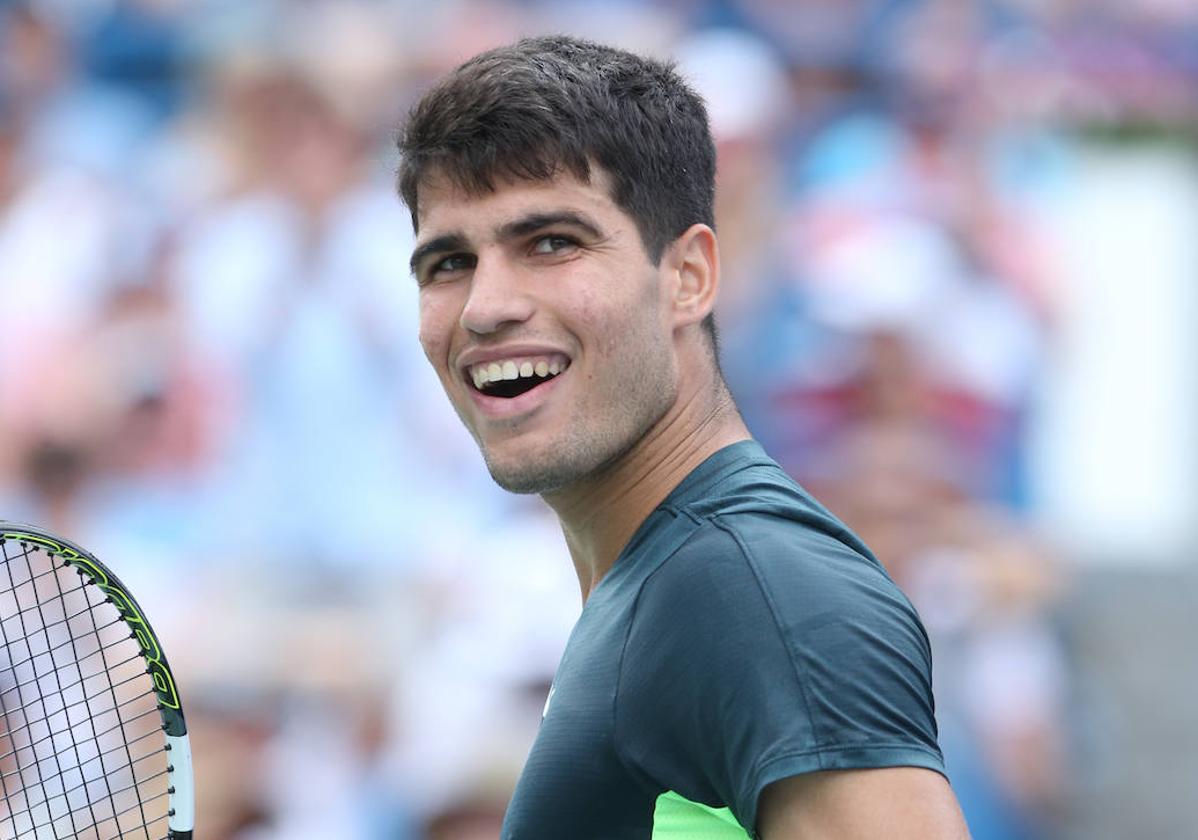 Carlos Alcaraz sonríe tras ganar un punto ante Tommy Paul en el Masters 1000 de Cincinnati.