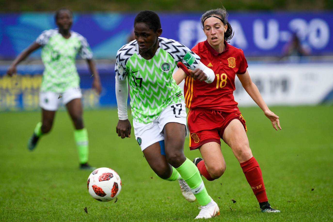 Eva Navarro lucha por un balón en un encuentro de la selección española contra Nigeria en el Mundial sub-20.