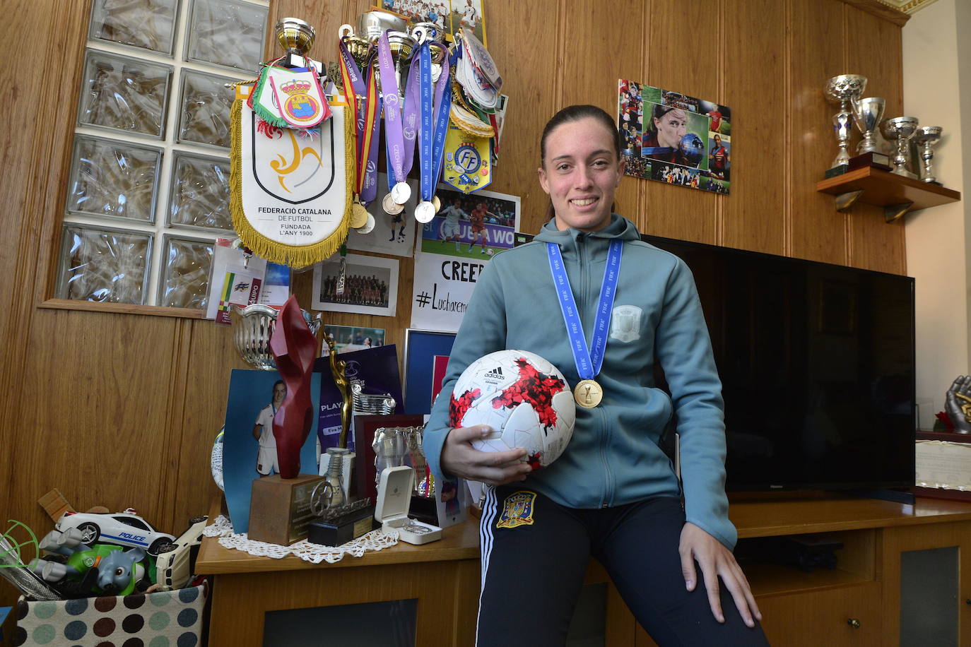 Eva Navarro, en su casa de Yecla, con las medallas logradas durante su carrera.