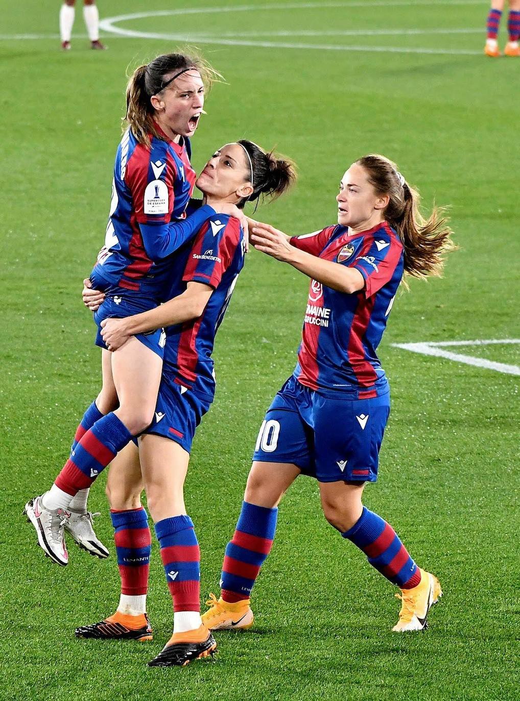 Eva Navarro celebra un gol con el Levante.