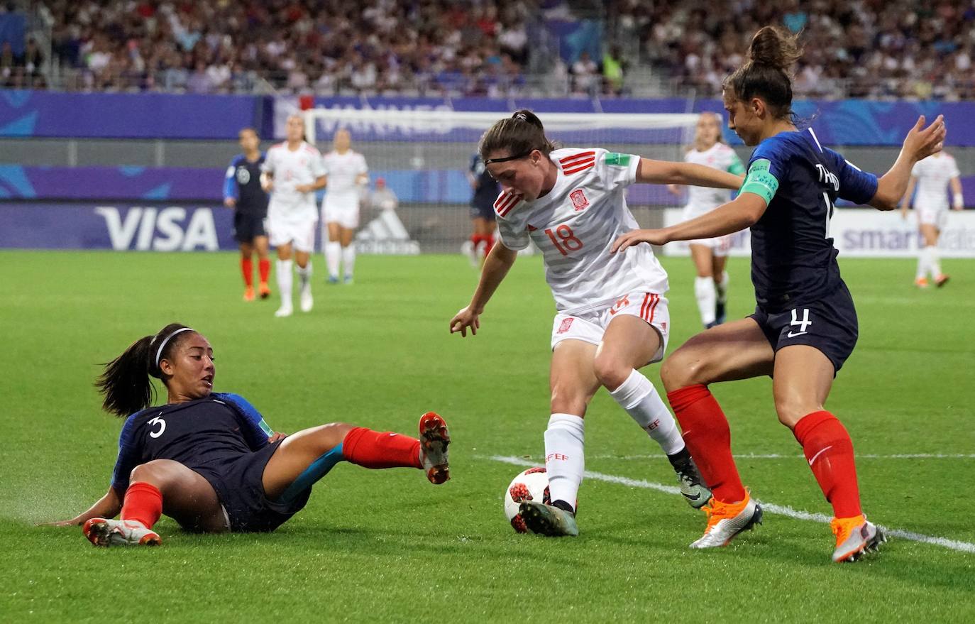Eva Navarro controla la pelota ante Francia en un encuentro de España en el Mundial sub-20.