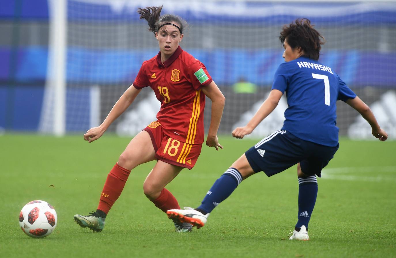 Eva Navarro asiste a una compañera en un encuentro de España ante Japón en el Mundial sub-20.