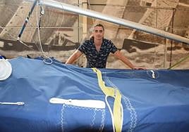 El maestro velero en su taller de Los Alcázares.