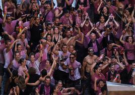 Cientos de asistentes teñidos de morado por el vino disfrutan en las calles de la localidad.