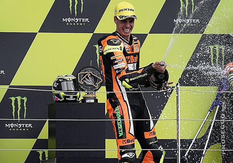 Fermín Aldeguer celebrando su primera victoria en Moto2 en el circuito de Silverstone.