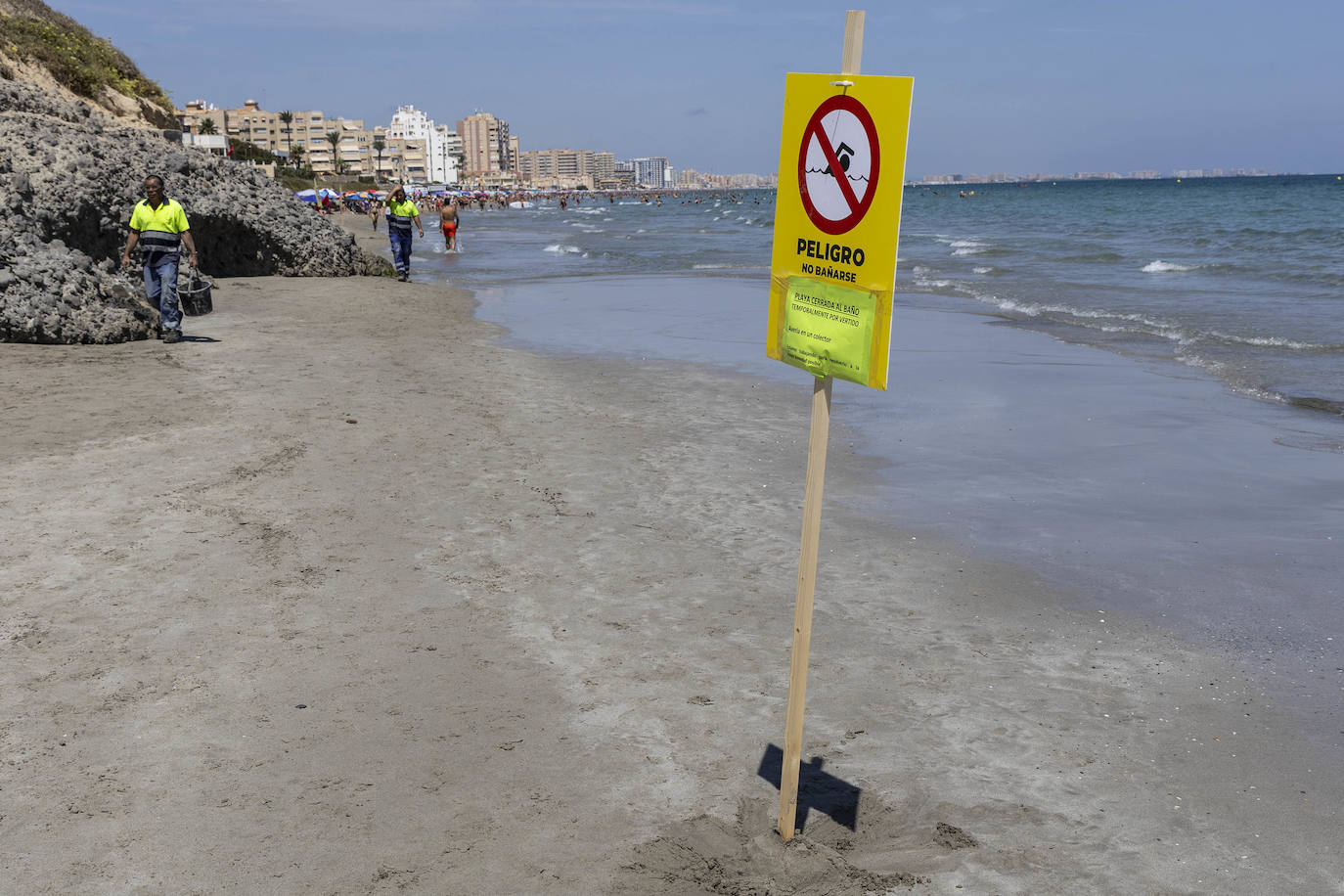 Cierran la playa de Calnegre por un vertido de aguas residuales