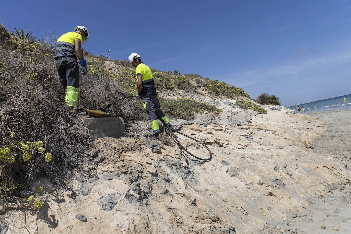 Cierran la playa de Calnegre por un vertido de aguas residuales