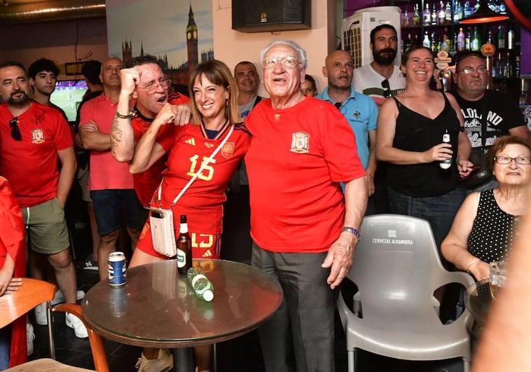 La madre y el abuelo de Eva Navarro, junto a amigos y familiares, celebrando la victoria de España en un bar de Yecla.