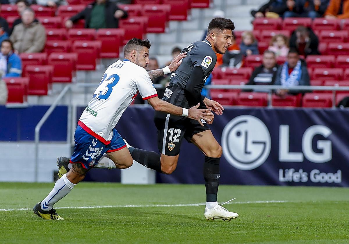 El delantero colombiano Juanjo Narváez gana en carrera a un defensa del Majadahonda durante su cesión al Almería, en la temporada 2018/19.