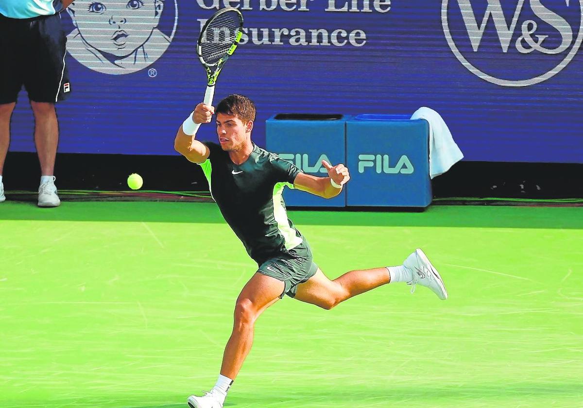 Alcaraz, en uno de los puntos de la semifinal del Masters 1000 de Cincinnati que le enfrentó al polaco Hubert Hurkacz.