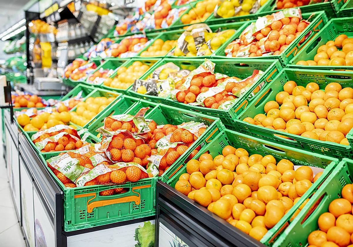Cítricos en la sección de fruta y verdura del supermercado.