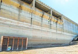 El embalse de Los Rodeos, en el municipio de Alguazas, se encuentra completamente seco, como muestra la fotografía tomada ayer a mediodía. Tiene una capacidad de 16 hectómetros.