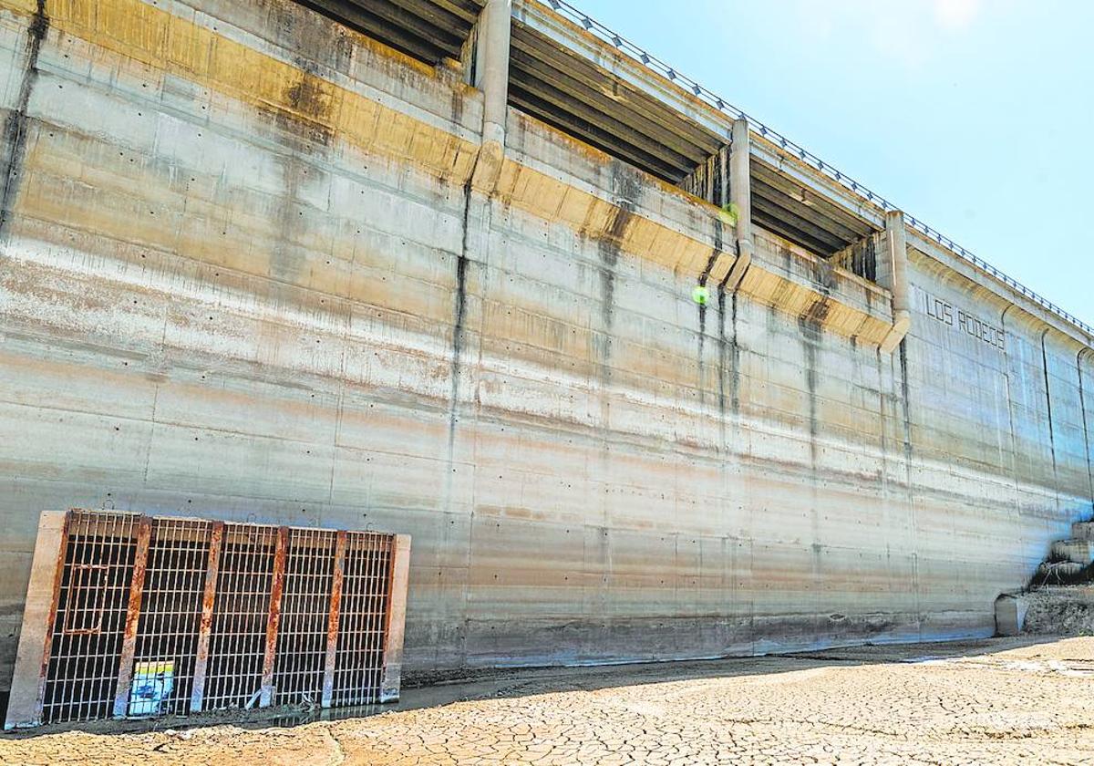 El embalse de Los Rodeos, en el municipio de Alguazas, se encuentra completamente seco, como muestra la fotografía tomada ayer a mediodía. Tiene una capacidad de 16 hectómetros.