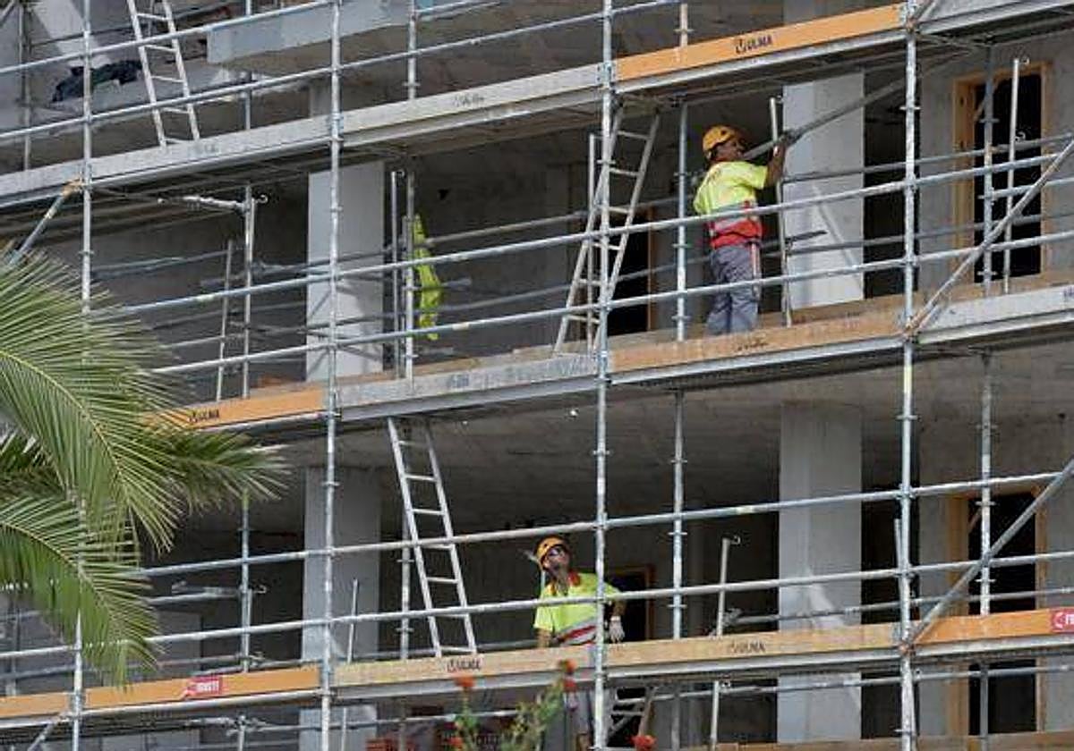 Construcción de un edificio de viviendas en una imagen de archivo.