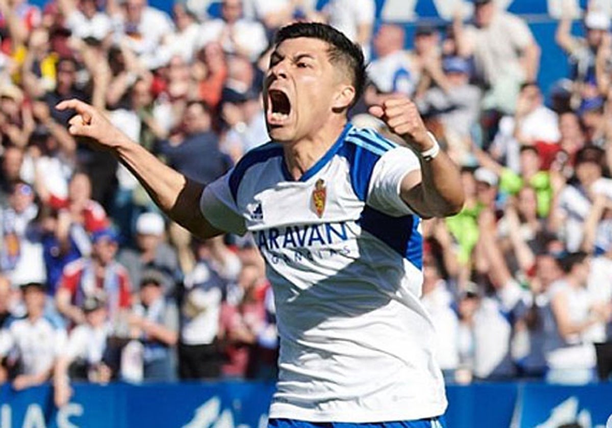 Tomás Alarcón celebra un gol con el Zaragoza.