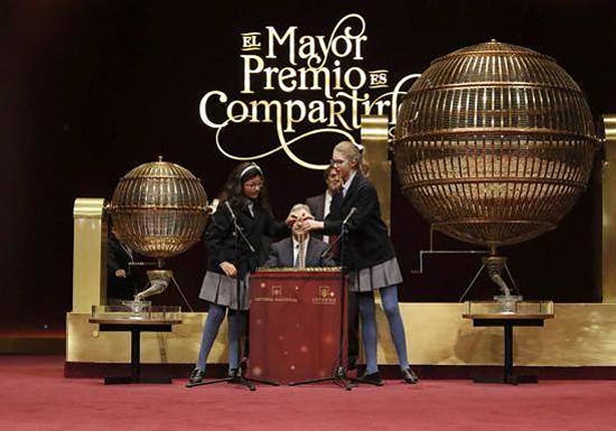 Dos niñas del colegio de San Ildefonso, durante el sorteo, en una imagen de archivo.