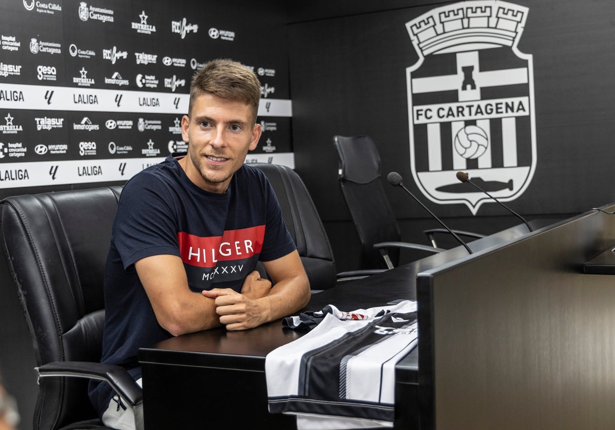 José Fontán, en su presentación como nuevo futbolista albinegro.