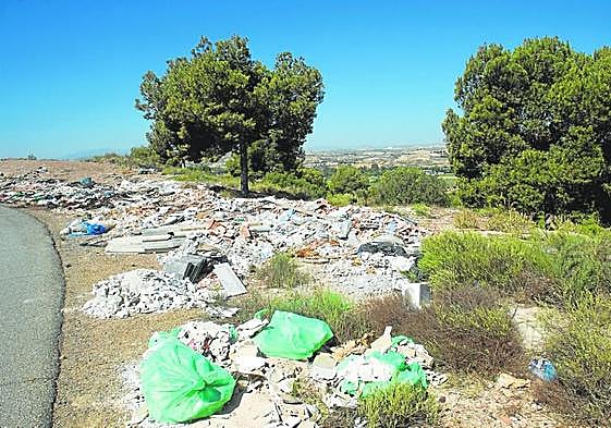 Imagen tomada ayer del vertedero ilegal de escombros a pie de carretera.