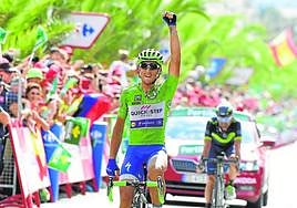 El italiano Matteo Trentin se impone en la etapa entre Caravaca de la Cruz y Alhama de la Vuelta a España de 2017.