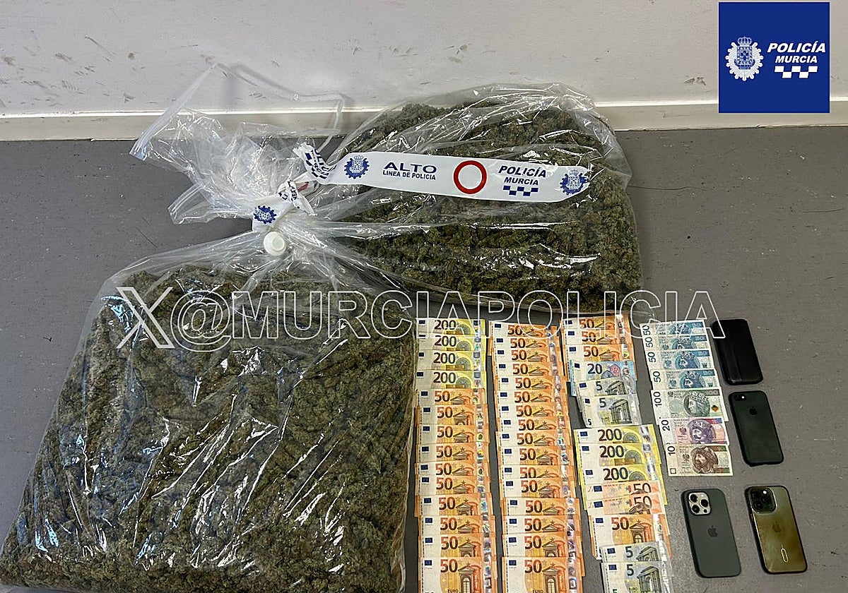 Droga, dinero en efectivo y teléfonos móviles incautados por los agentes.