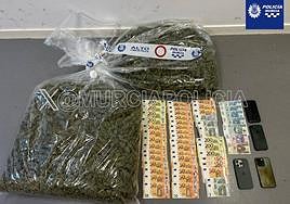 Droga, dinero en efectivo y teléfonos móviles incautados por los agentes.