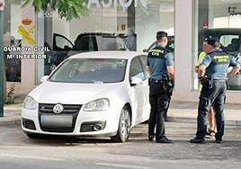 Momento en el que la Guardia Civil encontró el coche aparcado.