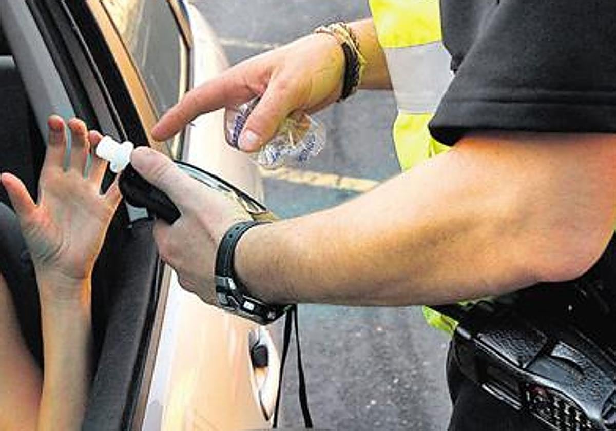 Un policía realiza un control de alcoholemia en una imagen de archivo.