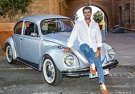 Diego Avilés, con su Volkswagen Escarabajo antiguo que cuida como un tesoro.