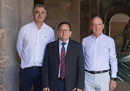 Investigadores de la UPCT que han desarrollado la mano robótica-