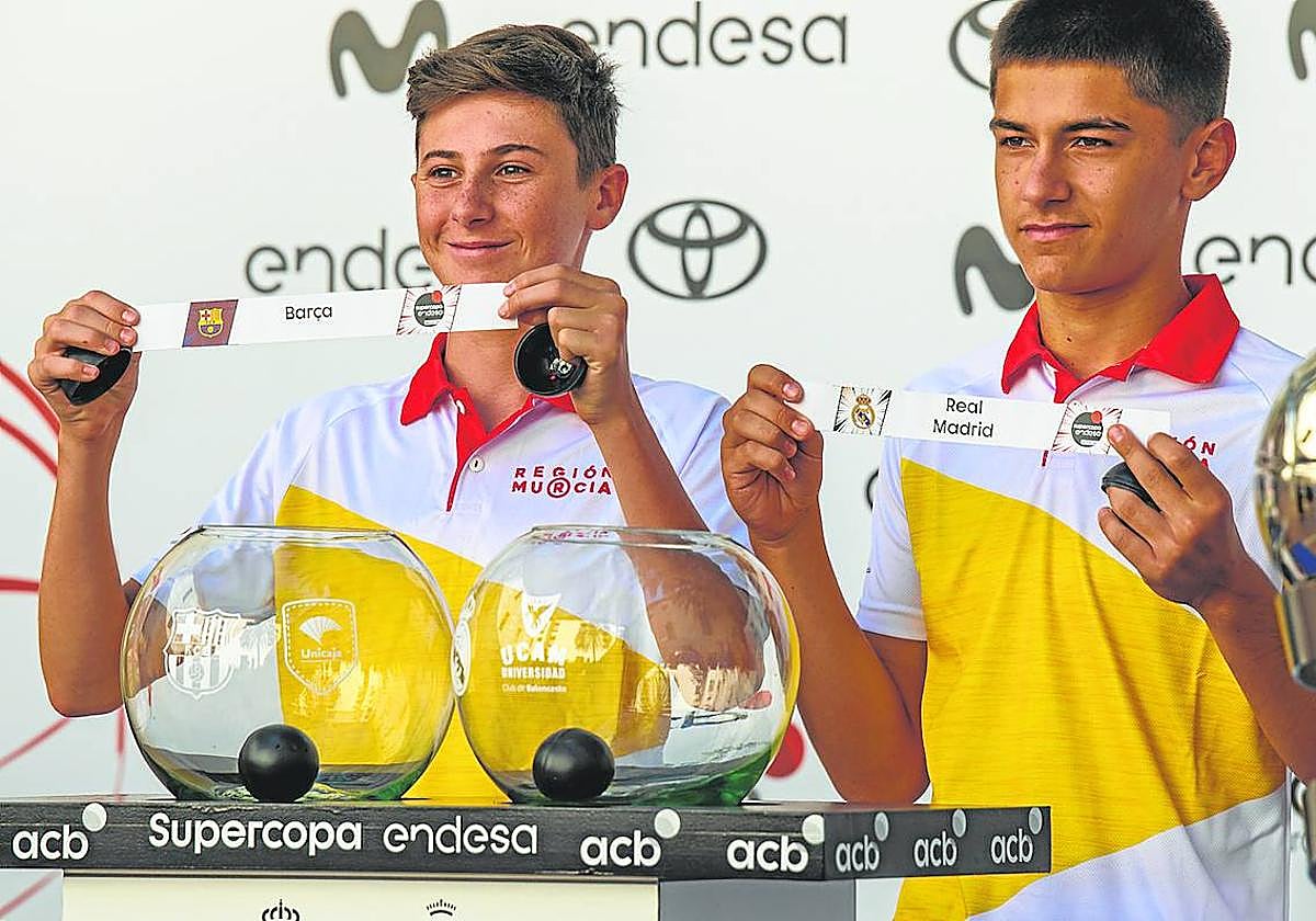 Momento del sorteo en el que salen las bolas del Real Madrid y del Barça, ayer en el Palacio de San Esteban de Murcia.