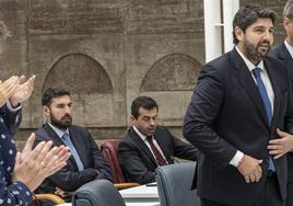 Fernando López Miras, en primer plano, durante la primera sesión del debate de investidura en julio. Detrás de él, los diputados de Vox José Ángel Antelo y Rubén Martínez Alpañez.