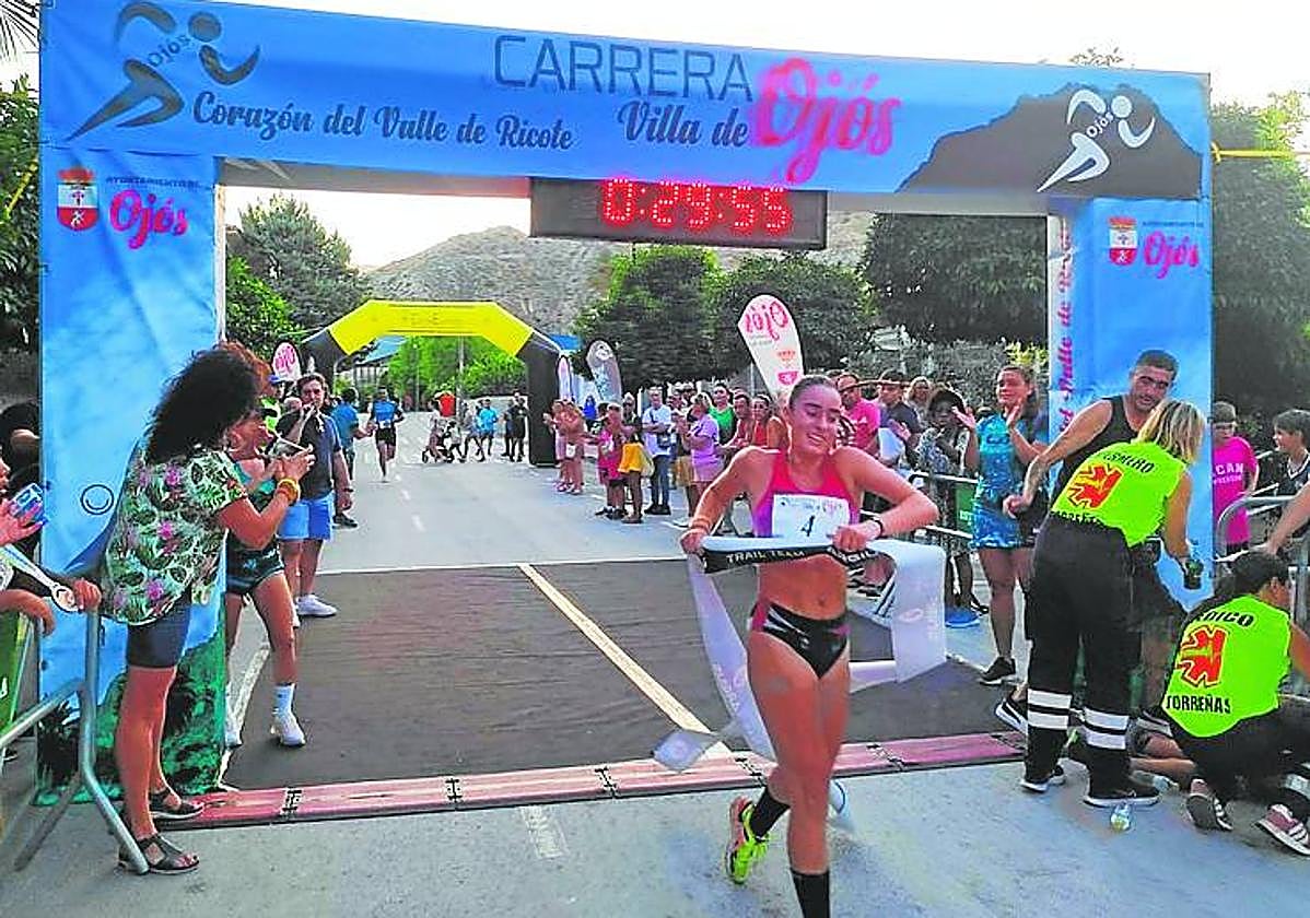 Nuria Poveda, ganadora de la carrera popular Villa de Ojós.