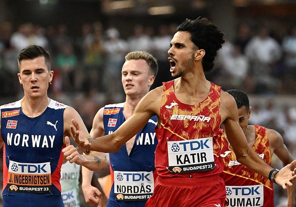 Mo Katir llega primero en su serie de los 5.000 metros, este jueves.