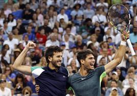 Sebastián Yatra y Carlos Alcaraz durante la exhibición previa al US Open.