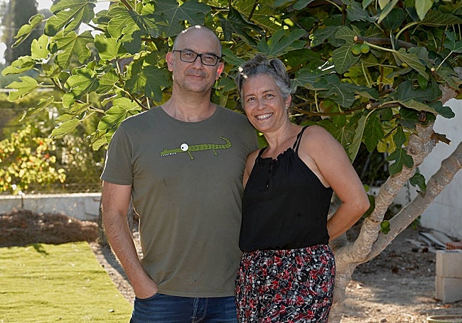 Moisés Yagües y Eva Poyato, junto a su higuera de Los Conejos.