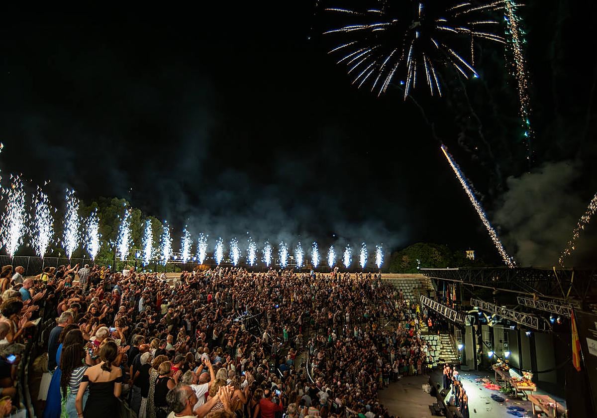 Fuegos artificiales en el Auditorio Parque Almansa para despedir la 53 edición, la noche del jueves.