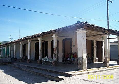 Imagen secundaria 1 - Una de las calles del pueblo y la primera edición del libro 'Pedro Páramo', de Juan Rulfo.